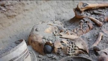 Да хрен с тем глазом, вы посмотрите, какие у этой высокой гадалки были зубы! Обзавидоваться можно! И без всяких зубных паст и ополаскивателей...