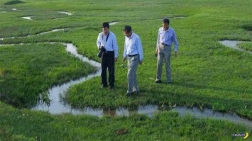 Обычному ручью, т.к. нет чёткой границы в определении ручья и малой реки, предприимчивые кетайцы дали название "самая узкая река в мире" - можно гордиться, известность, туристы и прочая шняга. 

В интернетах кроме как на говносайтах, таскающих новости друг у друга, эта "река" больше нигде не упоминается.