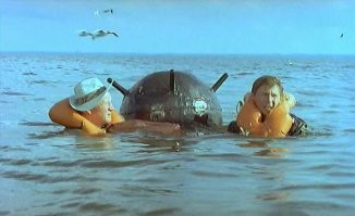 Сила удара по детонатору у морских мин должна быть очень велика,   рассуждал Семёнов,   иначе простой шторм или случайная рыба могли бы все мины подорвать…