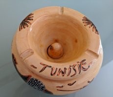 Мне кажется это пепельница , а не шкатулка для украшений только верхней части нет.