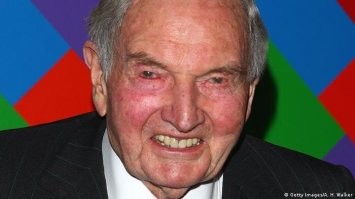 Все правильно. Обычные мелкие людишки в 60 лет уже бесполезны и должны быть утлизированы. Их дальнейшее существование экономически нецелесообразно.
А кто это у нас тут? А это Дэйвид Рокфеллер, знаменитый банкир и богач, из семьи сами знаете кого. Умер в 101 год, сделав перед смертью 6 (шесть) пересадок сердца. Последнюю пересадку ему сделали в 99 лет.