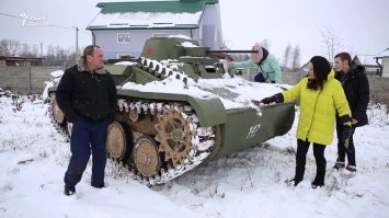 Много вопросов,
- А что там с разрешением, чтоб гонять по дорогам общего пользования?  Он ведь своими гусеницами разобьёт там всё покрытие. Да и какие гусеницы используются, аутентичные или хозяин напрягся и заказал с резиновыми вставками? Что с двигателем и выхлопом? В Англии вроде как строгие требования к гражданскому транспорту насчёт выхлопа, особенно в жилых кварталах.
И что по расходу? Он гоняет в стоковой модификации, бессмысленно таская на себе и тратя топливо на противопульную броню, или догадался там где можно всё спилить и наварить обычный метал, чтоб выглядело по старому, но весило уже значительно меньше?
В общем, такие покупки и эксплуатация, у меня всегда вызывает кучу вопросов, особенно насчёт адекватности владельца. И  ладно б  для себя, так сказать для души - залил соляры, раскочегарил и в своём поместье  - лупишь по бездорожью, как в Беларуси один Кулибин для себя Т-60 смастерил. Но чтоб такси.  Я в СПБ, БРДМ видел, но там  хотя бы колёса резиновые. А тут гусеничная машина. Всё равно что у нас в такси МТЛБ встретить.