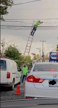 лестницы висят на тросе и стене. чел снизу всего лишь помогает наклоном.