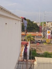 лестницы висят на тросе и стене. чел снизу всего лишь помогает наклоном.