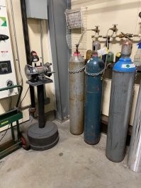 на точиле можно работать в плавках. если уж совсем летит, надеть майку. а если баллоны сами свистят, то там и без точила сдохнешь..