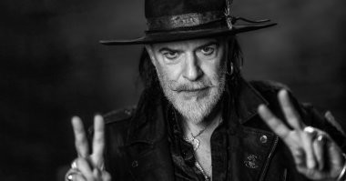 "Я знаю точно,
Что спасает нас-
Любовь вчера и завтра,
Любовь здесь и сейчас."