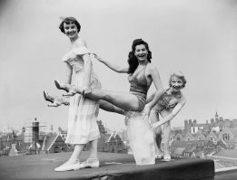 Школота, Одри Хепберн слева.