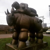 Подозреваю, что сие "творение" именуется "Похищение Европы", а у скульптора недюжинное чувство юмора)))