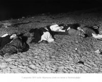 <<< «Самое жаркое лето в истории» случалось в Британии в 1906, 1911, 1955 и 1976 году >>>

Елинственное фото, имеющее отношение к теме поста::



И то не факт, что они там валяются из-за жары - может, просто нае.бенились в хлам, домой не дойти.

Для чего здесь остальные снимки - чтобы наполнить пост бессмысленным содержанием? Например, этот



Ну залезла она в воду, и что? Не факт, что ей охренеть как жарко.

Или этот снимок:



Посадили дуру жопой на кусок льда - молодцы, поздравляю с циститом. Где непереносимая жара-то?
И да, Одри Хепберн находится на снимке слева.