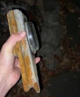 Это больше похоже на самодельную поилку для пчёл.