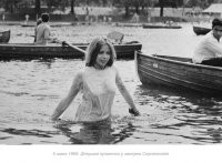 <<< «Самое жаркое лето в истории» случалось в Британии в 1906, 1911, 1955 и 1976 году >>>

Елинственное фото, имеющее отношение к теме поста::



И то не факт, что они там валяются из-за жары - может, просто нае.бенились в хлам, домой не дойти.

Для чего здесь остальные снимки - чтобы наполнить пост бессмысленным содержанием? Например, этот



Ну залезла она в воду, и что? Не факт, что ей охренеть как жарко.

Или этот снимок:



Посадили дуру жопой на кусок льда - молодцы, поздравляю с циститом. Где непереносимая жара-то?
И да, Одри Хепберн находится на снимке слева.