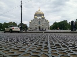 В Кронштадте есть чугунные мостовые - построены более 150 лет назад и до сих пор отлично служат. На машине ехать по ним намного тише чем по каменным.