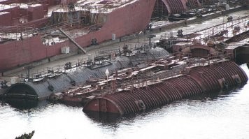 Я тогда подростком был. Про радиацию слышал. Лет 16 назад там в бухте много таких штук у причала плавало. Это вырезанные корпуса реакторов подлодок. Сейчас, скорее всего в порядок всё привели.