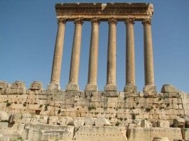 Храм Юпитера не дожил до наших дней, он был разрушен мощным землетрясением. От него осталось только 6 колон высотой по 22 метра.