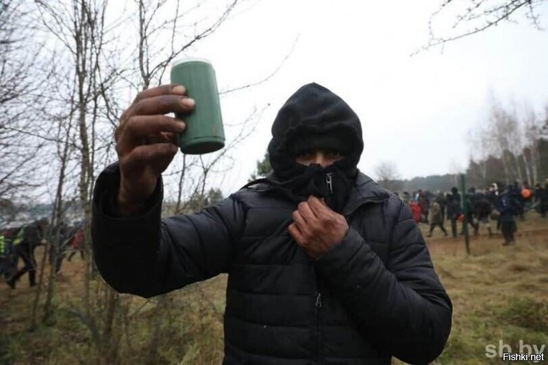 Белорусские военные в конфликт не вмешиваются, они тихо, мирно стоят загранотрядом, не пуская мигрантов уехать обратно в Минск. И газовые и свето-шумовые гранаты , которые мигранты кидают в польских пограничниках, наряду с увесистыми камнями, они из дома привезли.