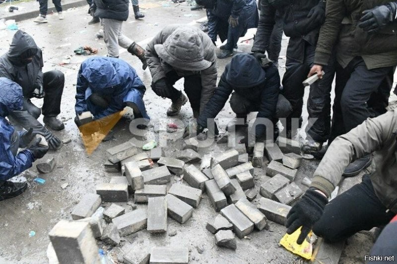 Белорусские военные в конфликт не вмешиваются, они тихо, мирно стоят загранотрядом, не пуская мигрантов уехать обратно в Минск. И газовые и свето-шумовые гранаты , которые мигранты кидают в польских пограничниках, наряду с увесистыми камнями, они из дома привезли.