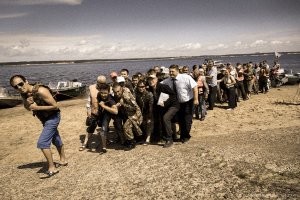 Ну да,да,подводников не могли спасти(аппаратов нет),газопровод достроить не могли своими силами(кораблей нет). А здесь со дна моря, кабель свиснули.)) Я предлагаю такую версию. 
Где-то же этот кабель на поверхность выходил. А там главное побольше бурлаков нагнать.