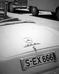 это не секс, а означает экс(бывшая/бывший) есть черт/исчадие ада.
машина из Штуттгарт. кстати крутая очень. такой и сегодня дорогой.
жениться тебе надо, барин)))