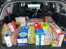 Да-да, ты права. Я особенно вот этого чувака зауважал, который вместо того, чтобы распихать товары по сумкам, играет с ними в тетрис в багажнике.