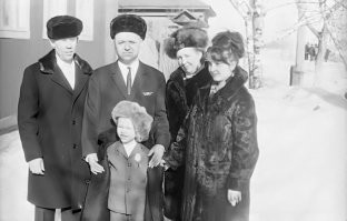 Гости на юбилее моей бабушки (60), а мне 7 лет. 1971 г.