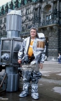 Немецкий телефильм "Бомба" (Die Bombe) 1987 года. Сейчас он почти забыт, не знаю, можно ли его отыскать, но это реально один из лучших фильмов-катастроф, которые мне довелось увидеть. Учёный-ядерщик строит в гараже атомную бомбу, привозит её в центр мегаполиса и объявляет всему миру ультиматум: или полное ядерное разоружение или город будет уничтожен...
Знатоки фантастики конечно вспомнят "В эпицентре взрыва" Боба Шоу.