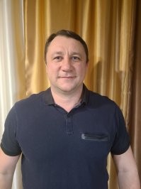 Наумчик Денис, 41 год, своих 4 детей - 19, 12, 6 лет и 1г8месяцев.
В Instagram регионального МЧС опубликовали рассказ Наумчика. По его словам, он гулял в парке с женой и детьми, когда услышал крики женщины. "Мы увидели, что ребенок бултыхается в воде и пытается выбраться. Самое первое, что пришло в голову, это то, что если уйдет под воду, будет трудно найти, поэтому сразу побежал к ней. Пробежал метров десять по льду, потом лег на лед, думал, проползу до нее, но провалился. Озеро оказалось глубоким, я доплыл до нее, пытался выкинуть ее на лед, но лед тонкий, ломался, пришлось с ней плыть до берега",   сообщил он.
По словам мужчины, его супруга забрала девочку домой "в ванну горячую".