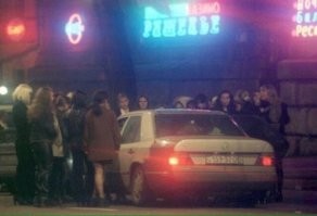 так это возле филармонии, гостиницу рядом запамятовал, это в 1990-2000 годах известное место, там стояли прям элитные дамочки и дорогие.
трошке подешевле на Большой Арнаутской, дальше на Разумовской еще дешевле и страшней, далее уже совсем страх на Нефтянников и дальше до клеверного моста. еще долго и нудно дежурили на Хворостина угол Мечникова несколько дам. ну и у бабушек сдающих комнату на ЖД вокзале всегда были дивчата.
эжели чо, так это Одесса.