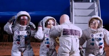 Я и Армагеддон смотрел и Армагедец в переводе Гоблина, который Пучков.

Честно сказать, кукольный вариант мне понравился больше.