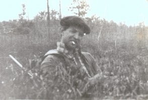 83 год примерно, батя в болоте возвращается с подсочки леса. Томская область.