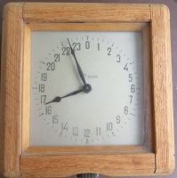 По этому у них там такие часы. Наручные тоже такие есть.