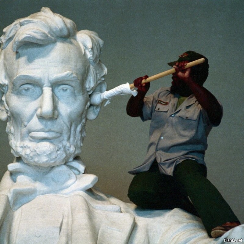 Линкольн наверное переворачивается в гробу что чёрный сидя на его плече протирает ему уши.