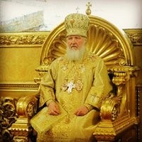 Святой Иисусе! Поповское платье за 300.000 евро! Как сказал когда то Боженька: "Скорее верблюд пройдёт через игольное ушко, нежели богатый попадёт в рай". 
Вот Киря Гундяй это подтверждает: