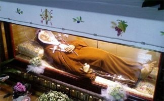 Если хорошо подкоптить человека, чтобы не пованивал, то он становится святым. Инфа проверена, 100%.