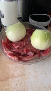 Сам рубил , фарш на кумысе с тыквой , мантоварка готова брат :) а второе на вечер детям , это баранина .