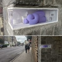 В крохотной квартирке крохотный лондонец совершает крохотный намаз.