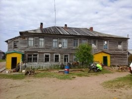 Епт, да яж лордом был!
Занесла меня как-то нелегкая на северный берег северного моря, в селение Кузомень. Красиво там, конечно - дикие кони скачут, барханы песчаные, пляж многокилометровый.
И заселился я, значит, в средневековый замок что на фото. Так вот, там сортир тоже был в комнатке на втором этаже и гадишь вниз, на уровень первого. Уж не знаю, как там на первом этаже живется, где за стенкой шлепки раздаются, но процесс бомбометания забавный.