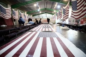 Производство флагов США в Иране.