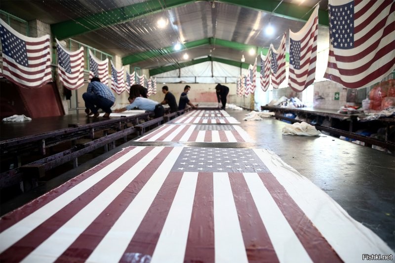 Производство флагов США в Иране.