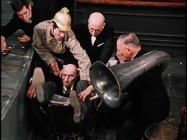 "...актёрская карьера их отца Кита закончилось, когда, самозабвенно играя в “Короле Лире” в одном из театров Нью-Йорка, он рухнул со сцены на зрителей первого ряда."
=== А это не он ли часом?