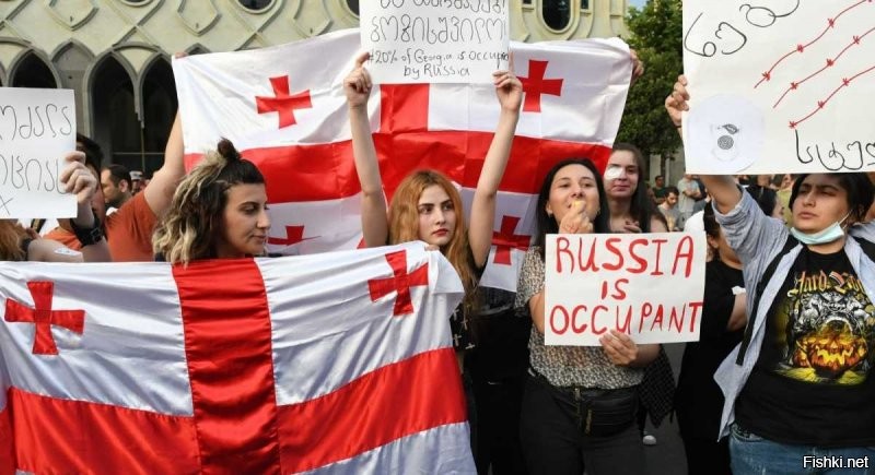странно  почему то на плакатах всегда присутствует Россия, а не "кремлевские"