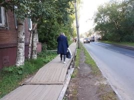 Это Архангельск. 
Деревянные тротуары, бл.ять ! И они не на окраинах улиц. В бохатой России.