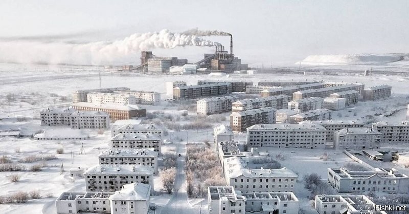 Это Воркута.
Почти безлюдная. Фото можно найти тысячи, как покинутых городов в Сибири, так и ... щас поищу