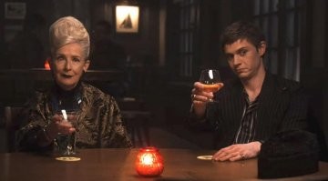 Недавно смотрел новый , десятый сезон - " Американская история ужасов: Двойной сеанс " (2021) , и чуть чаем не поперхнулся ,увидев красавчика Маколея Калкина , сыгравшего  Микки ! Респект мужику !