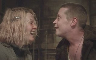 Недавно смотрел новый , десятый сезон - " Американская история ужасов: Двойной сеанс " (2021) , и чуть чаем не поперхнулся ,увидев красавчика Маколея Калкина , сыгравшего  Микки ! Респект мужику !