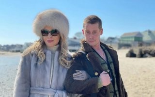 Недавно смотрел новый , десятый сезон - " Американская история ужасов: Двойной сеанс " (2021) , и чуть чаем не поперхнулся ,увидев красавчика Маколея Калкина , сыгравшего  Микки ! Респект мужику !