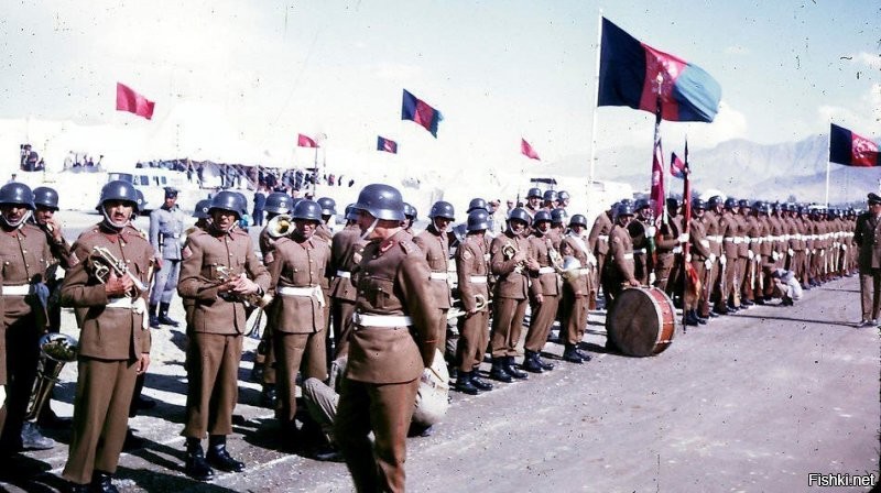 поправка. В 1939 году Мохаммад Дауд Хан, командующий войсками Центрального корпуса, дислоцированного в Кабуле, убедил афганского короля Захир-шаха приобрести вооружение и технику в Нацистской Германии. Но состояли они на вооружении Почётного караула короля, а затем и президентов Афганистана.