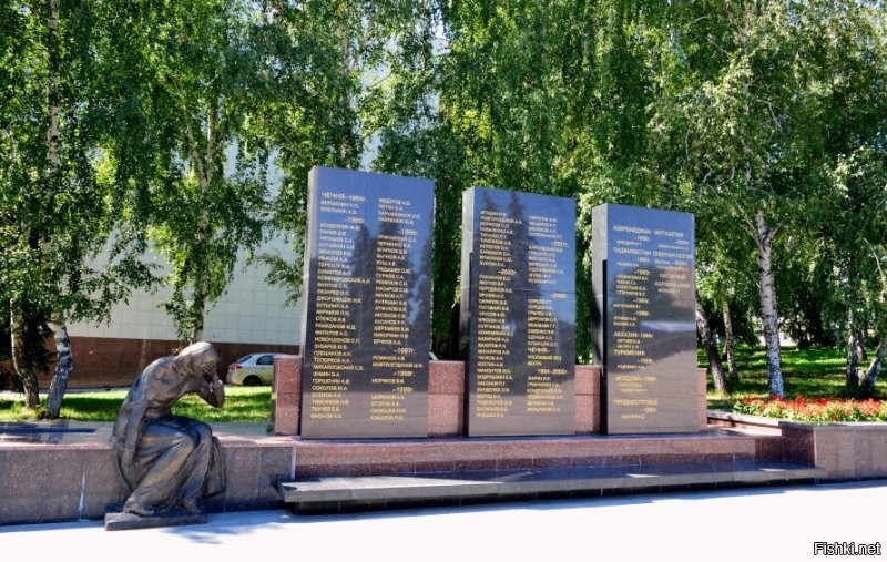 Земля пухом.
Жаль, что мирное время погибают наши братья.
В Ульяновске есть мемориал - Скорбящая мать. Есть Фамилии героев из Ульяновска, которые отдали свою жизнь далеко от Родины.