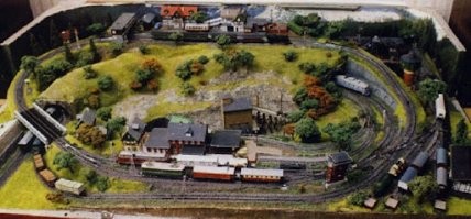 Начали за здравие, закончили за упокой.

Действительно, модельному моделированию дали начало модели железных дорог. Мало того, модели ЖД появились РАНЬШЕ самой ЖД)) И ЖД моделирование от всех остальных отличается не только сложностью, ценой и охватом (макеты - это тоже от ЖД), но и подходом к масштабу. Настолько сильно, что помимо масштаба есть ещё понятие типоразмер. Он относится к ширине колеи. Из-за того, что в разных странах разная ширина колеи, а ездить модели должны по одинаковой в стандарте NEM  010 (NEM  - это набор стандартов для ЖД моделизма) указаны соотношения ширины колеи и типоразмера. Например, если H0 это стандартная колея, то узкоколейкой для неё будет H0m (или ТТ), то есть следующий вниз типоразмер. И кратность колеи тут вообще ни к месту - у колеи в ЖД моделизме не масштаб, а типоразмер.

Вот тут про мои потуги в области ЖД моделизма.