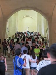 К Моне Лизе было совсем не пробиться. Когда охранник отвернулся, нам удалось пролезть к ней с той стороны, где люди выходили. Таким образом мы оказались прямо перед стеклом. Это самое близкое место, с которого можно увидеть картину "Мона Лиза".