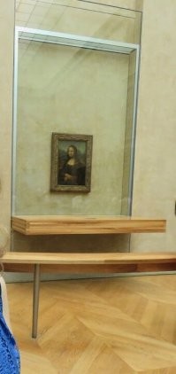 К Моне Лизе было совсем не пробиться. Когда охранник отвернулся, нам удалось пролезть к ней с той стороны, где люди выходили. Таким образом мы оказались прямо перед стеклом. Это самое близкое место, с которого можно увидеть картину "Мона Лиза".
